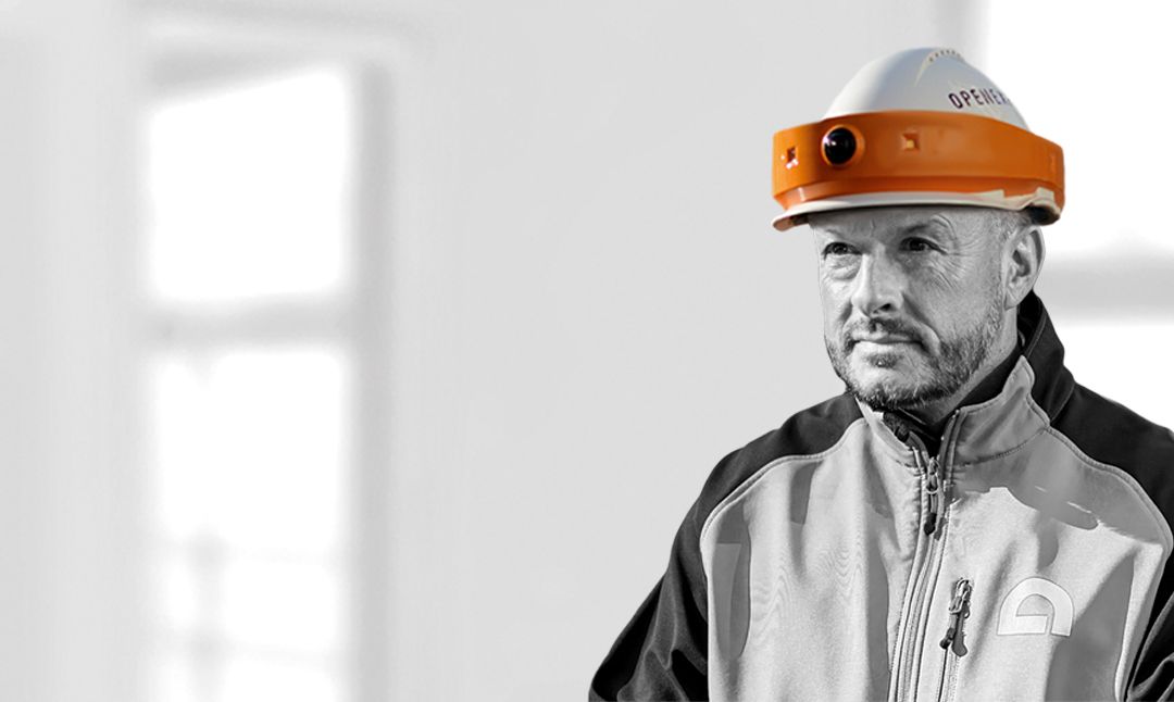 Bauleiter mit aufgesetzter DIGIBAU-360-Helmkamera auf der Baustelle