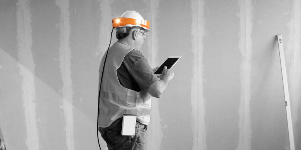 Bauleiter mit DIGIBAU-360-Helmkamera bei der Begehung einer Baustelle