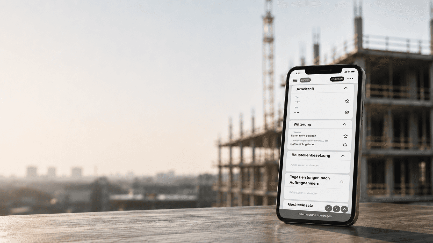 Tablet mit der OX-App auf der Baustelle, daneben Plan und Mängelliste