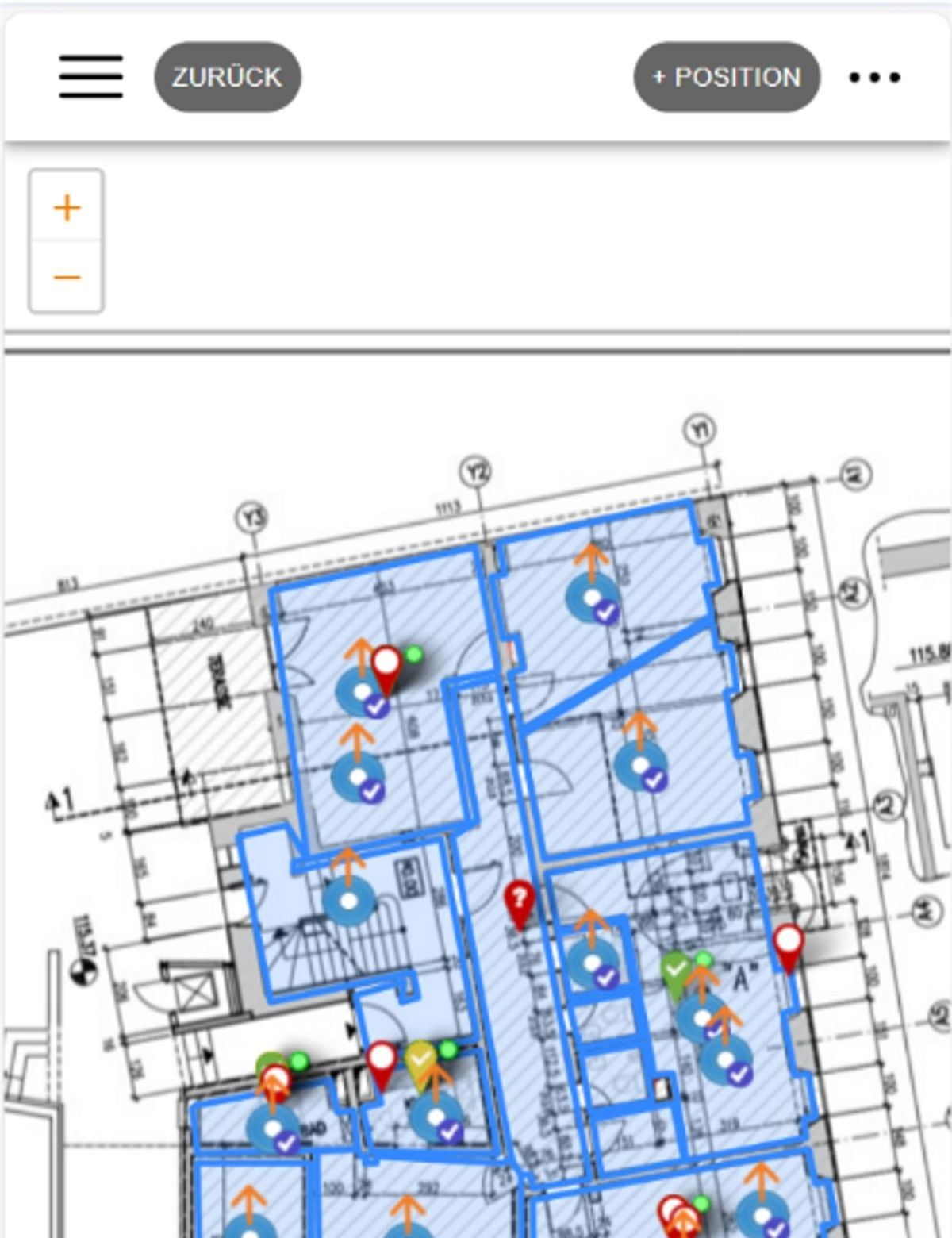 Planverortung in der Bau-Mängel-App: 2D-Bauplan mit Mangel-Pins und Status-Häkchen, am Smartphone auf der Baustelle