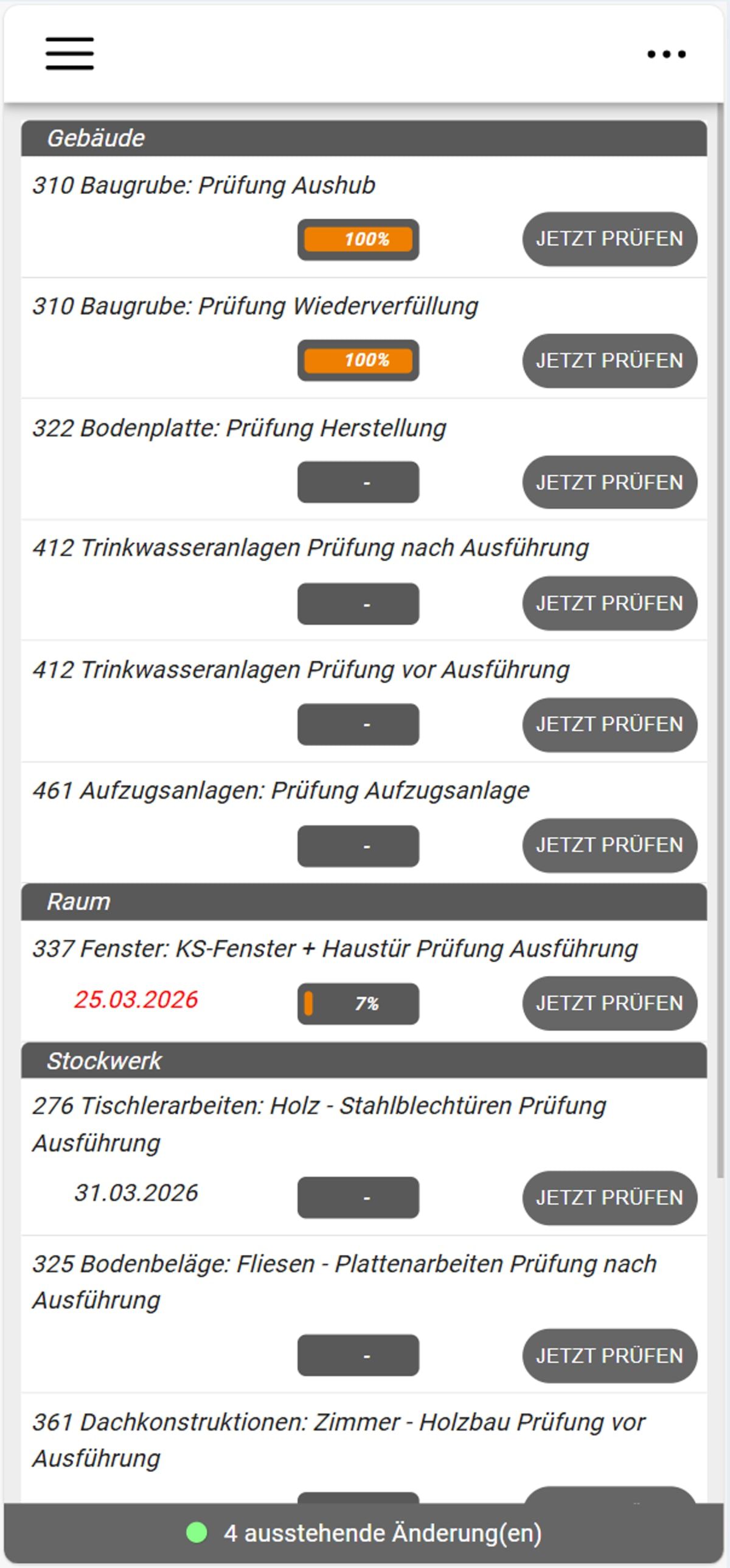 Prüfplan in der App, gegliedert nach Gebäude, Raum und Stockwerk: je Bauteil eine Prüfung mit Fälligkeitsdatum, Fortschritt in Prozent und einer Schaltfläche zum Starten