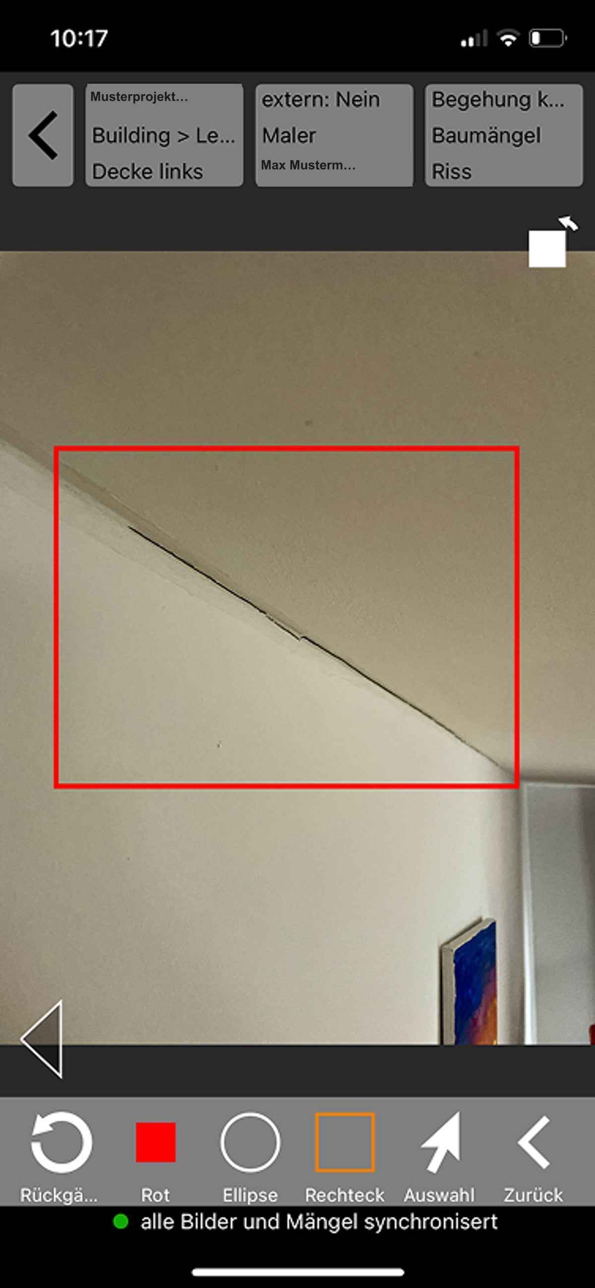 Foto eines Deckenrisses mit roter Markierung — Annotation direkt auf der Aufnahme